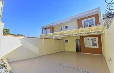 Imagem: A casa possui 3 Dormitórios, 1 Banheiro, 2 Vagas na garagem