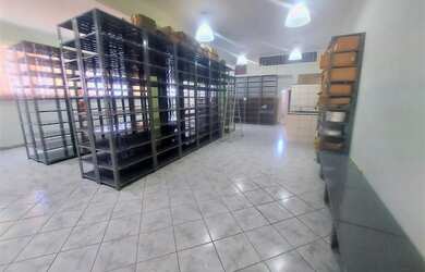 Imagem: O depósito possui 5 Vagas na garagem, 320m² de Área e está