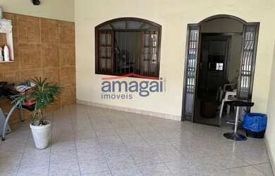 Imagem: A casa possui 2 Dormitórios, 1 Banheiro, 2 Vagas na garagem