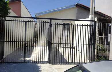 Imagem: A casa possui 2 Dormitórios, 1 Banheiro, 1 Vaga na garagem