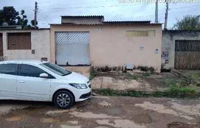 Imagem: A casa possui 3 Dormitórios, 1 Banheiro, 1 Vaga na garagem