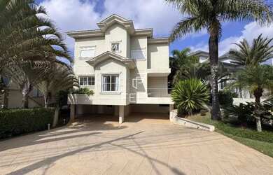 Imagem: A casa em condomínio possui 5 Dormitórios, 5 Banheiros, 5