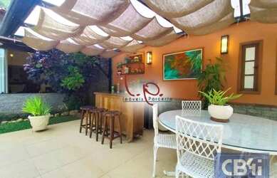 Imagem 2: Encantadora Casa com Localização Privilegiada no Coração de Itaipava, Toda Reformada, com