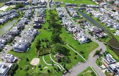 Imagem: O terreno possui 402m² de Área e está localizado em Laranjal