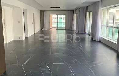 Imagem: O apartamento possui 4 Dormitórios, 1 Banheiro, 4 Vagas na