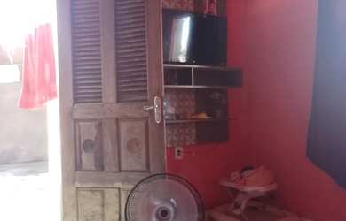 Imagem: A casa possui 3 Dormitórios, 1 Banheiro, 2 Vagas na garagem