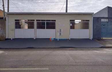 Imagem: A casa possui 1 Dormitório, 1 Banheiro, 1 Vaga na garagem