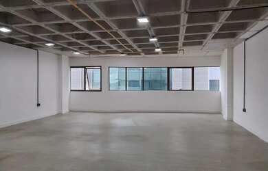 Imagem: O depósito possui 2 Vagas na garagem e 73m² de Área e está