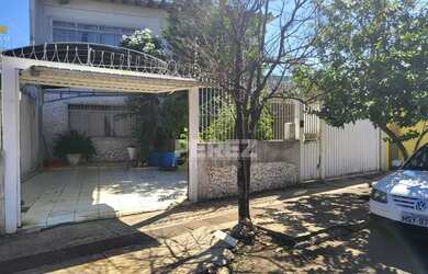 Imagem: A casa possui 5 Dormitórios, 2 Banheiros, 3 Vagas na garagem