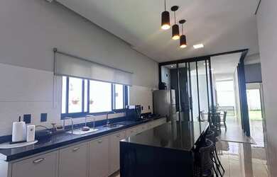 Imagem: A casa em condomínio possui 3 Dormitórios, 3 Banheiros, 250m²