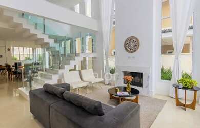 Imagem: A casa em condomínio possui 4 Dormitórios, 5 Banheiros, 5