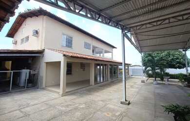 Imagem: A casa possui 4 Dormitórios, 2 Banheiros, 5 Vagas na garagem