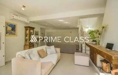 Imagem: A casa à venda possui 4 Dormitórios, 5 Banheiros, 4 Vagas