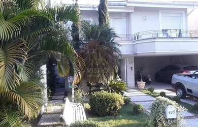 Imagem: A casa possui 3 Dormitórios, 4 Banheiros, 1 Vaga na garagem