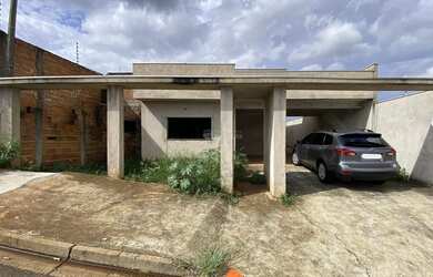 Imagem: A casa possui 3 Dormitórios, 3 Vagas na garagem e está localizado