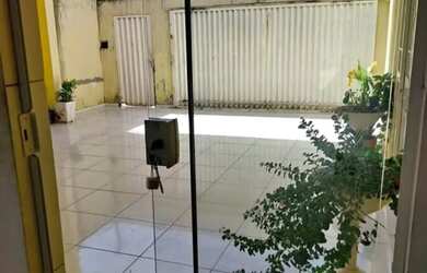 Imagem: A casa possui 1 Dormitório, 1 Banheiro, 1 Vaga na garagem