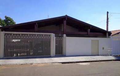 Imagem: A casa possui 3 Dormitórios, 1 Banheiro e 188m² de Área e