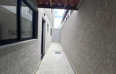 Imagem: A casa possui 2 Dormitórios, 1 Banheiro, 1 Vaga na garagem