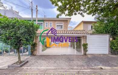 Imagem: A casa possui 3 Dormitórios, 4 Banheiros, 2 Vagas na garagem