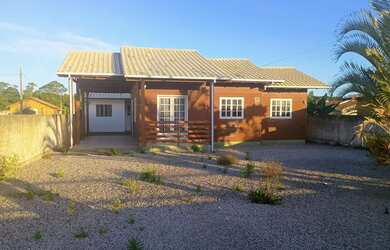 Imagem: A casa possui 3 Dormitórios, 2 Banheiros, 2 Vagas na garagem