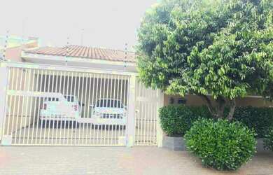 Imagem: A casa possui 2 Dormitórios, 3 Banheiros, 4 Vagas na garagem