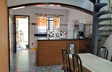 Imagem: A casa possui 2 Dormitórios, 2 Banheiros, 2 Vagas na garagem