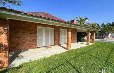 Imagem: A casa possui 4 Dormitórios, 4 Banheiros, 1 Vaga na garagem