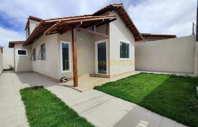 Imagem: A casa possui 3 Dormitórios, 2 Banheiros, 2 Vagas na garagem