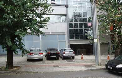 Imagem: O depósito possui 4 Vagas na garagem e 272m² de Área e está