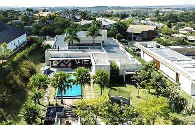 Imagem: A casa em condomínio à venda possui 5 Dormitórios, 5 Banheiros