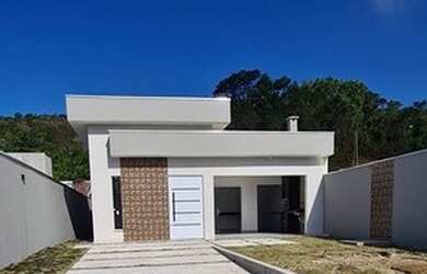 Imagem: A casa possui 3 Dormitórios, 2 Banheiros, 2 Vagas na garagem