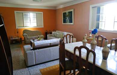 Imagem: A casa possui 5 Dormitórios, 5 Banheiros, 5 Vagas na garagem