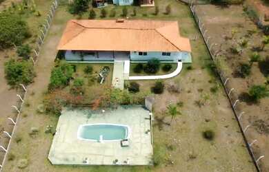 Imagem: A casa possui 5 Dormitórios, 4 Banheiros, 5 Vagas na garagem