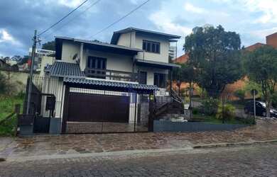 Imagem: A casa possui 4 Dormitórios, 3 Banheiros, 4 Vagas na garagem