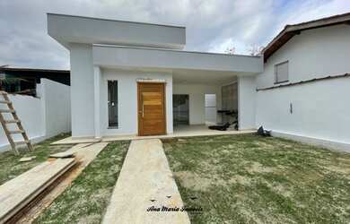 Imagem: A casa possui 3 Dormitórios, 2 Banheiros, 3 Vagas na garagem