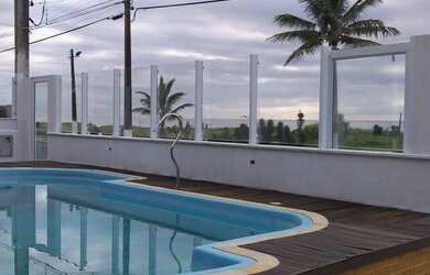 Imagem 4: casa frente para o mar com piscina