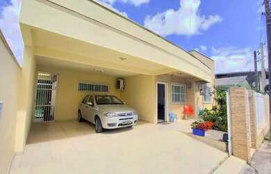 Imagem: A casa possui 3 Dormitórios, 3 Banheiros, 2 Vagas na garagem