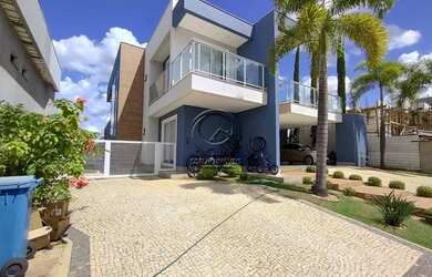 Imagem: A casa em condomínio possui 4 Dormitórios, 5 Banheiros, 2