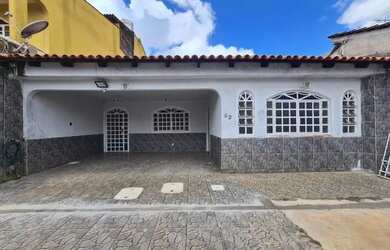 Imagem: A casa possui 3 Dormitórios, 2 Banheiros, 3 Vagas na garagem