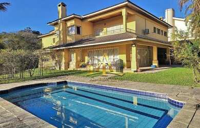 Imagem: A casa em condomínio possui 5 Dormitórios, 5 Banheiros, 5