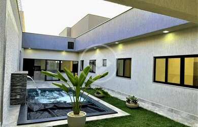 Imagem: A casa possui 3 Dormitórios, 3 Banheiros, 4 Vagas na garagem