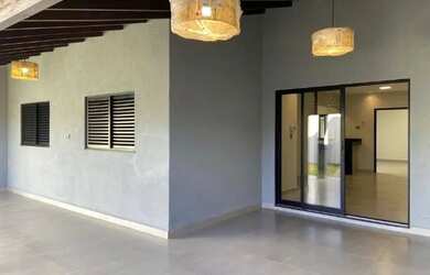 Imagem: A casa possui 3 Dormitórios, 2 Banheiros, 2 Vagas na garagem