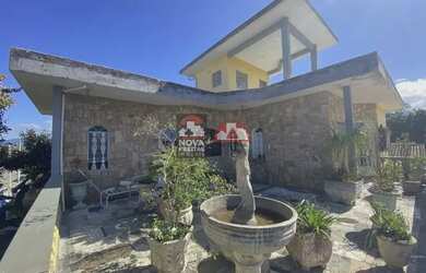 Imagem: A casa possui 4 Dormitórios, 3 Banheiros, 2 Vagas na garagem