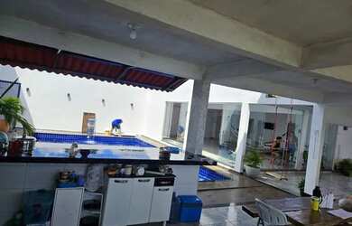 Imagem: A casa possui 3 Dormitórios, 5 Vagas na garagem e está localizado