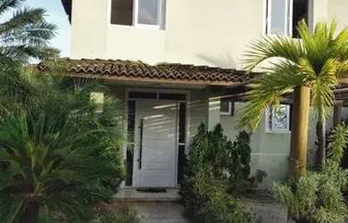 Imagem: A casa possui 4 Dormitórios, 5 Banheiros, 2 Vagas na garagem