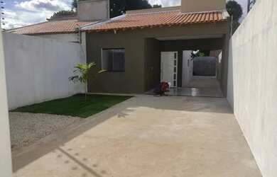 Imagem: A casa possui 3 Dormitórios, 1 Banheiro, 2 Vagas na garagem