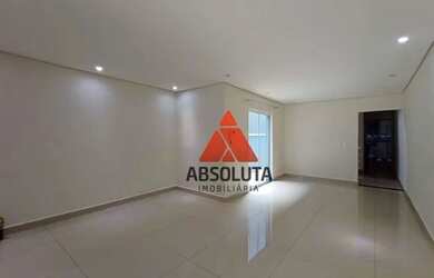 Imagem: A casa possui 3 Dormitórios, 1 Banheiro, 2 Vagas na garagem