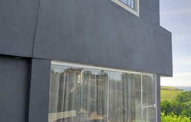 Imagem: A casa possui 3 Dormitórios e 2 Vagas na garagem e está localizado