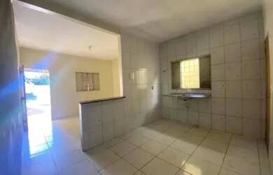 Imagem: A casa possui 2 Dormitórios, 1 Banheiro, 1 Vaga na garagem