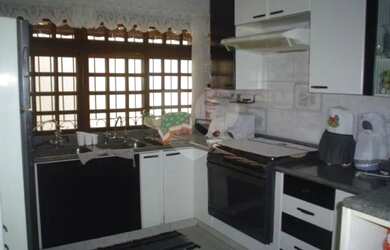 Imagem: A casa possui 3 Dormitórios, 3 Banheiros, 2 Vagas na garagem